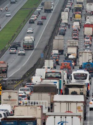 DNT   09-10-2015   SAO PAULO - SP  /  CIDADES METROPOLE  OE  /  SAIDA FERIADO RODOVIA DUTRA  -  Movimentacao na BR-116, Rodovia Presidente Dutra, no sentido interior na vespera do feriado prolongado de Nossa Senhora de Aparecida   -  FOTO DANIEL TEIXEIRA/ESTADAO