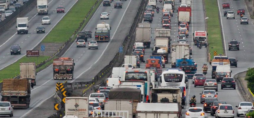 DNT   09-10-2015   SAO PAULO - SP  /  CIDADES METROPOLE  OE  /  SAIDA FERIADO RODOVIA DUTRA  -  Movimentacao na BR-116, Rodovia Presidente Dutra, no sentido interior na vespera do feriado prolongado de Nossa Senhora de Aparecida   -  FOTO DANIEL TEIXEIRA/ESTADAO