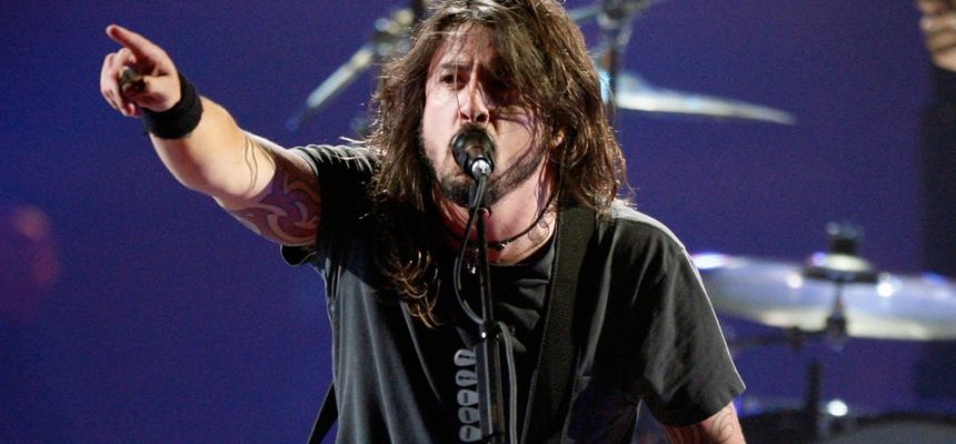 dave-grohl-durante-show-do-foo-fighters-no-3-vh1-rock-honors-em-los-angeles-12072008-1256839684342_956x500