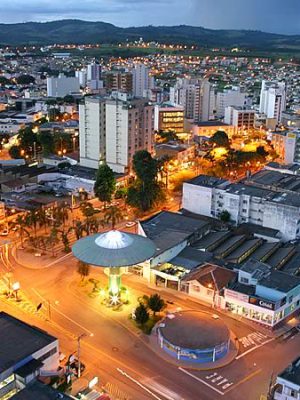 centro-de-varginha-de-noite