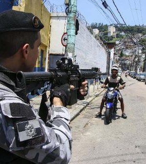 policia-militar-realiza-operacao-no-morro-do-fallet-no-rio-de-janeiro-rj-nesta-sexta-feira-8-durante-operacao-14-pessoas-foram-mortas-1549658574536_v2_450x337