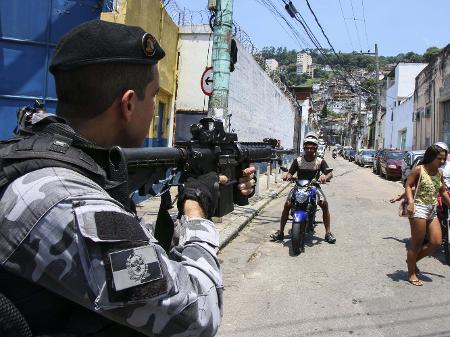 policia-militar-realiza-operacao-no-morro-do-fallet-no-rio-de-janeiro-rj-nesta-sexta-feira-8-durante-operacao-14-pessoas-foram-mortas-1549658574536_v2_450x337