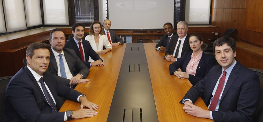 Reunião do Copom: Da esquerda para a direita, Roberto Campos Neto, Renato Dias de Brito Gomes, Gabriel Muricca Galípolo, Carolina de Assis Barros, Mauricio Moura, Ailton de Aquino Santos, Otavio Ribeiro Damaso, Fernanda Guardado, Diogo Abry Guillen