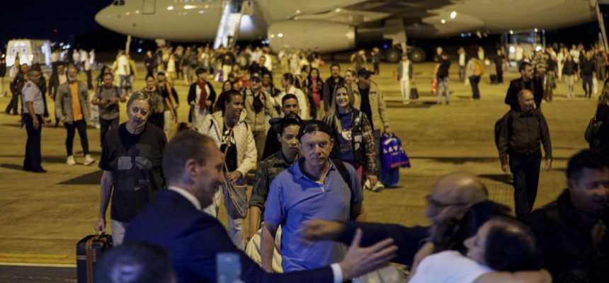 Brasília (DF) 11/10/2023 – O primeiro avião da FAB trazendo 211 brasileiros de Israel aterrissa às 4h da manhã, na Base Aérea de Brasília. A operação de resgate, denominada Voltando em Paz, começou no domingo (8) com a saída da aeronave do Brasil com destino à Itália e, de lá, para Tel Aviv (capital israelense), de onde os brasileiros embarcaram.
Foto: Joédson Alves/Agência Brasil