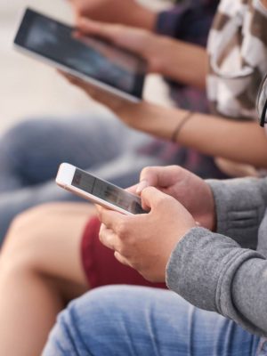 uso-celular-foto-pressfoto-freepik-1